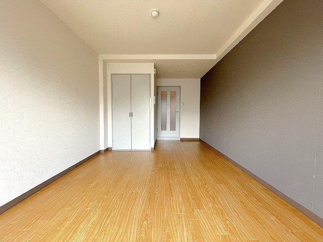 居室・リビング　同物件別部屋