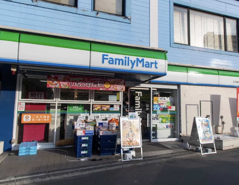 コンビニ　ファミリーマート王子神谷駅前店（コンビニ）まで144m