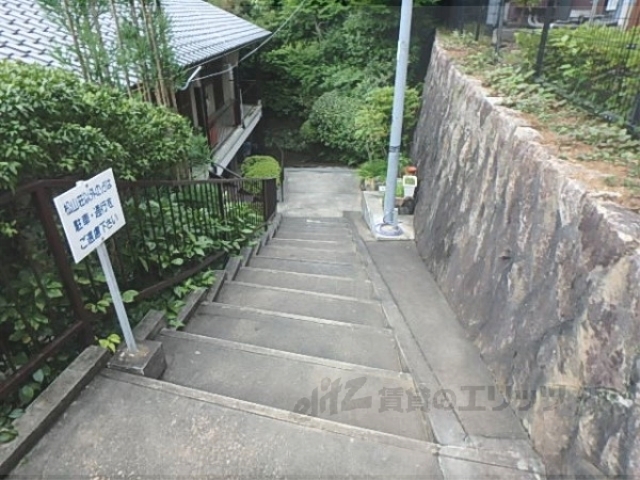 【京都市山科区日ノ岡夷谷町のアパートのエントランス】