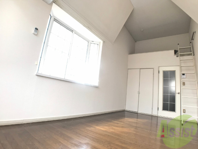 その他部屋・スペース　こちらは別角度化から撮影しました。天井が高くていいですね。