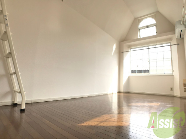 居室・リビング　８．５帖の洋室です。広々として、きれいですね。