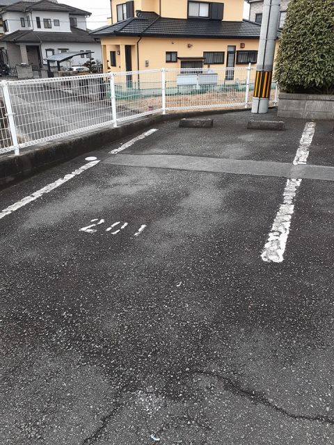 【クレストール諏訪前の駐車場】