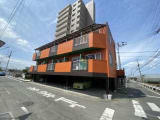 松山市余戸中のマンションの建物外観