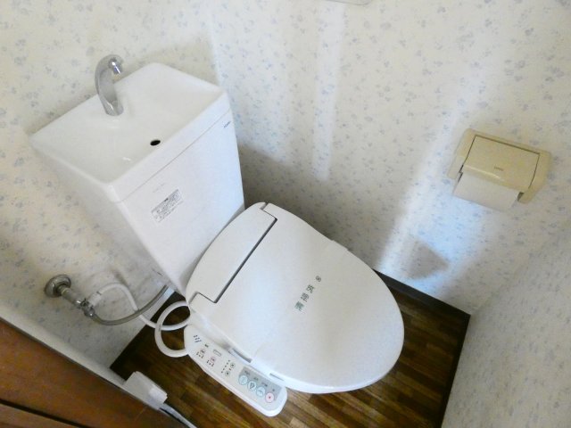 トイレ　便利な温水洗浄便座付きです。
