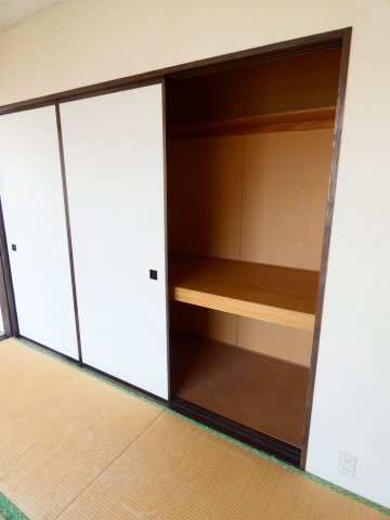 収納　便利な押し入れタイプ。