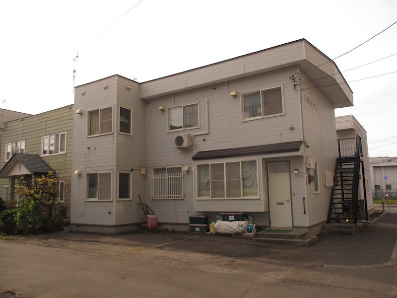 札幌市東区北十三条東のアパートの建物外観