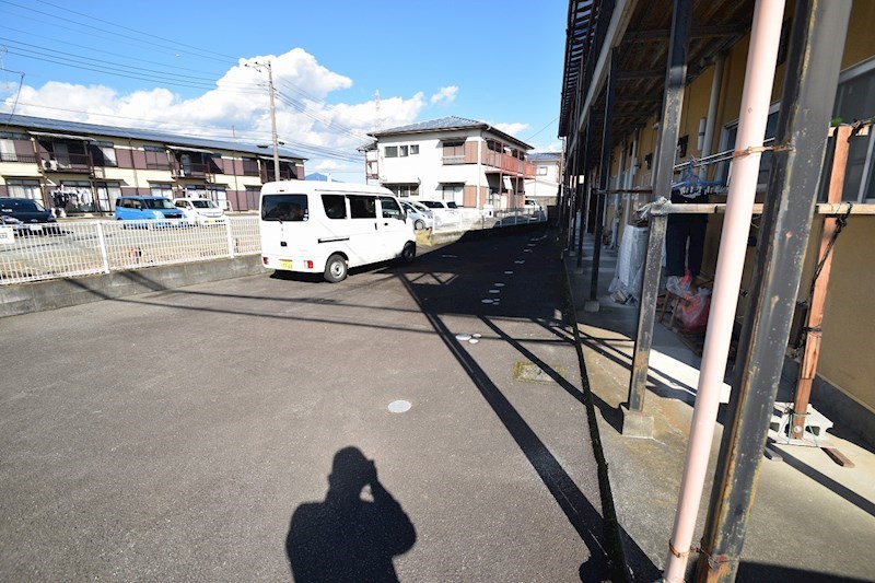 【南足柄市塚原のアパートの駐車場】