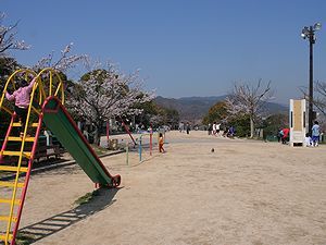 【神戸市兵庫区会下山町のアパートの公園】