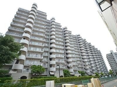 新多摩川ハイム５号棟の建物外観