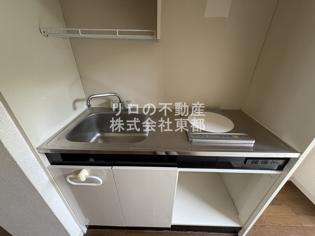 キッチン　奥行きのある収納付！増えがちな荷物をスッキリ収納できます！