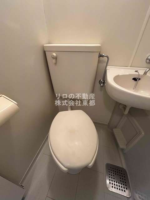 トイレ　白基調で清潔感のあるトイレです♪