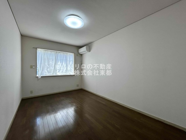 居室・リビング　明るい色合いのフローリングが優しい雰囲気の室内です☆