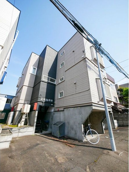 札幌市豊平区平岸六条のアパートの建物外観