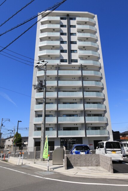 東温市志津川のマンションの建物外観