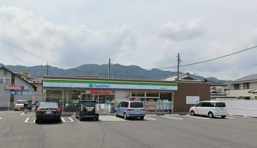 コンビニ　ファミリーマート（コンビニ）まで622m