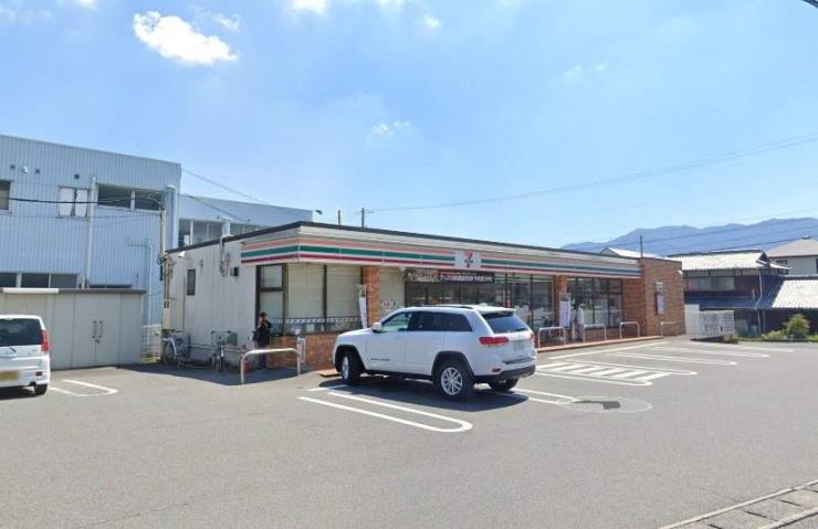 コンビニ　セブンイレブン（コンビニ）まで873m