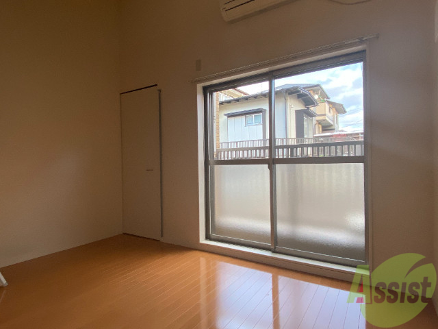 居室・リビング　こちらがリビングです。窓から陽が差し込んで明るいお部屋ですね