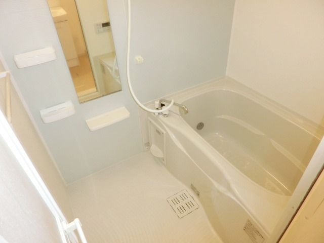 バス・シャワールーム　清潔感のあるバスルームです。