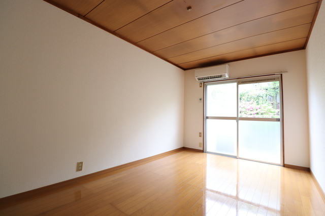 居室・リビング　人気の南東向きなので暖かな日差しが入りますね♪