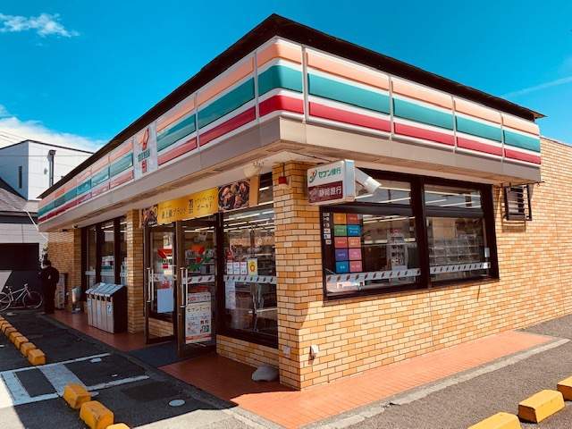 コンビニ　セブンイレブン（コンビニ）まで408m