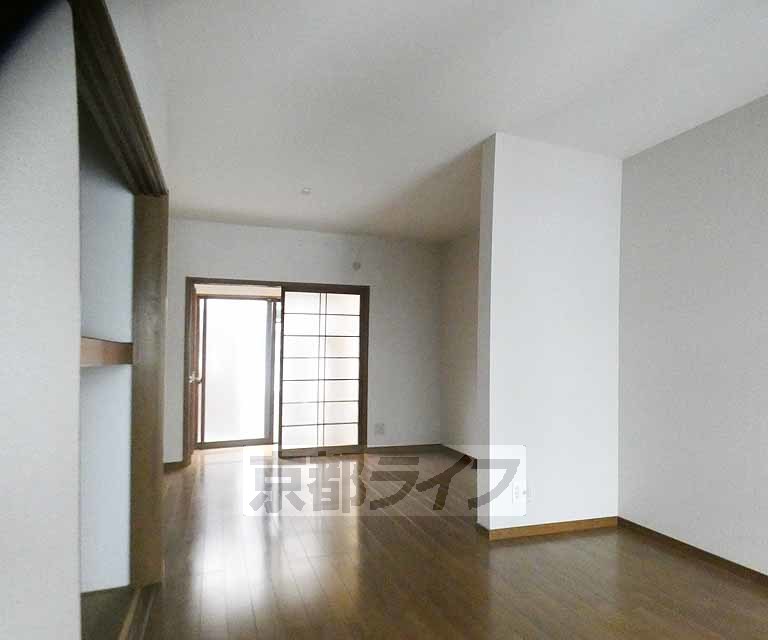 居室・リビング　落ち着いた雰囲気のお部屋です