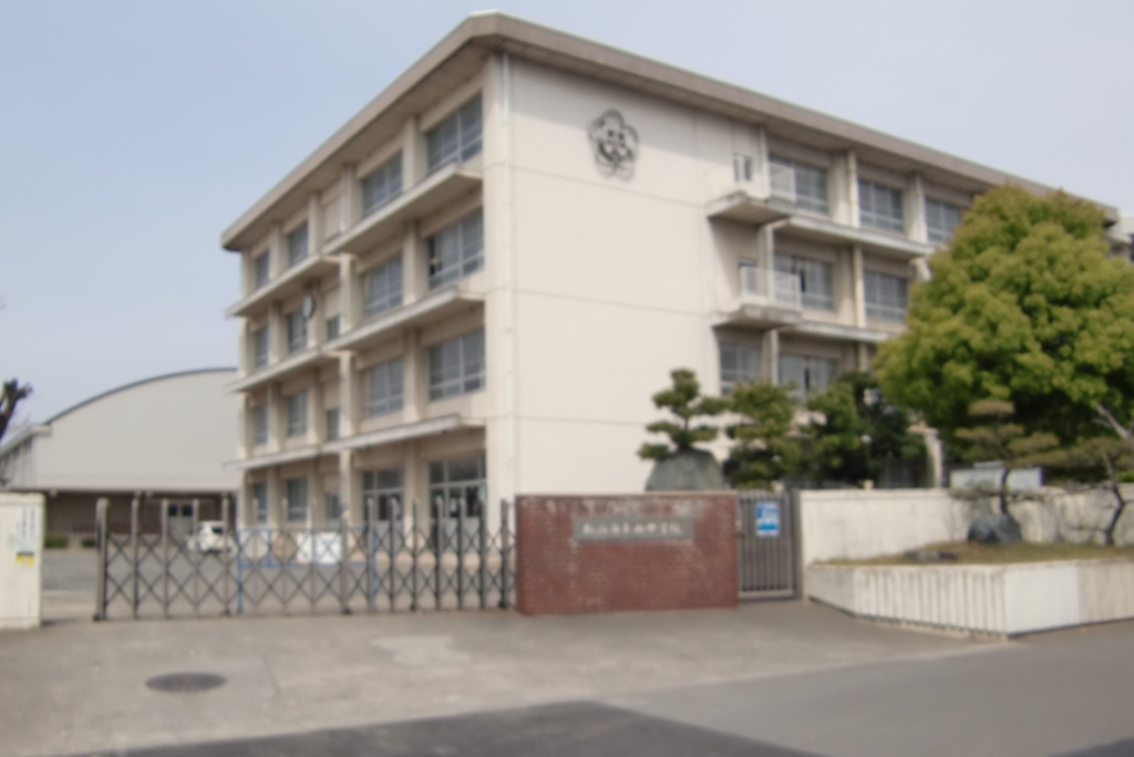 中学校　松山市立西中学校（中学校）まで2056m
