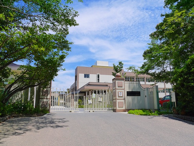 中学校　奈良市立富雄第三中学校（中学校）まで845m