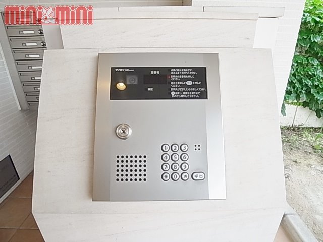 エントランス　オートロックで安心です。