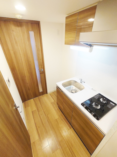 キッチン　２口ガスキッチン・横に冷蔵庫置き場