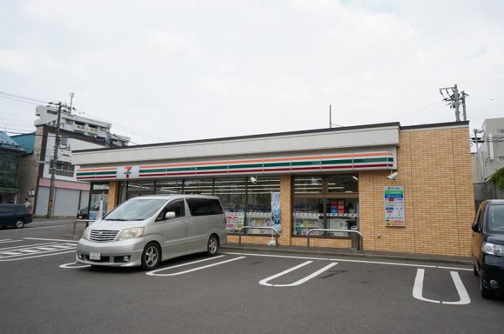 コンビニ　セブンイレブン（コンビニ）まで299m