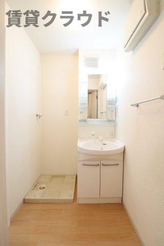 洗面設備　明るい洗面所です