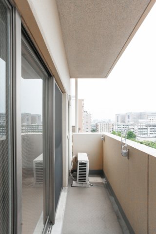 バルコニー　別号室のものになります。現状優先。