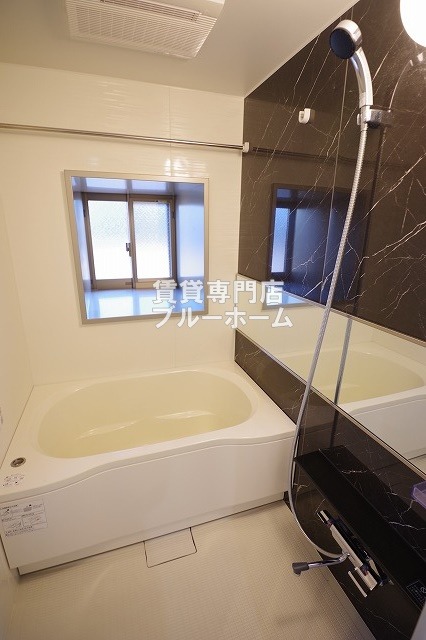 バス・シャワールーム　窓があるお風呂！