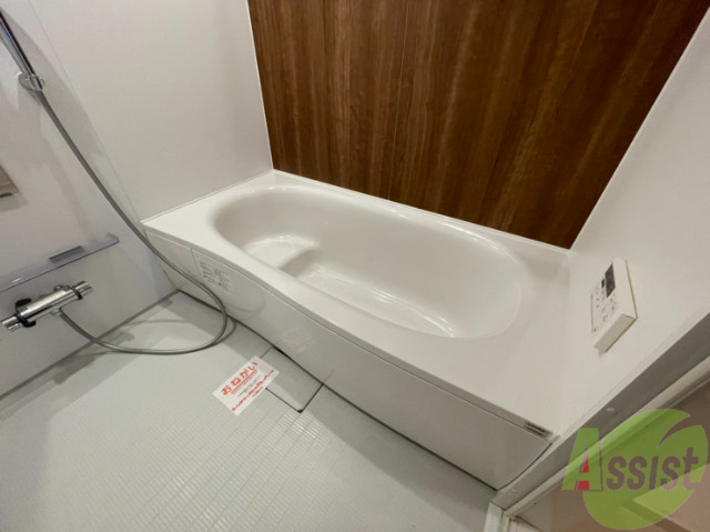 バス・シャワールーム　浴室には大きなバスタブがあります。ゆったり入れますね。