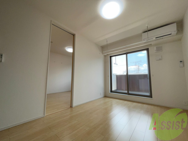 居室・リビング　リビングの様子です。日差しが入って明るいですね。