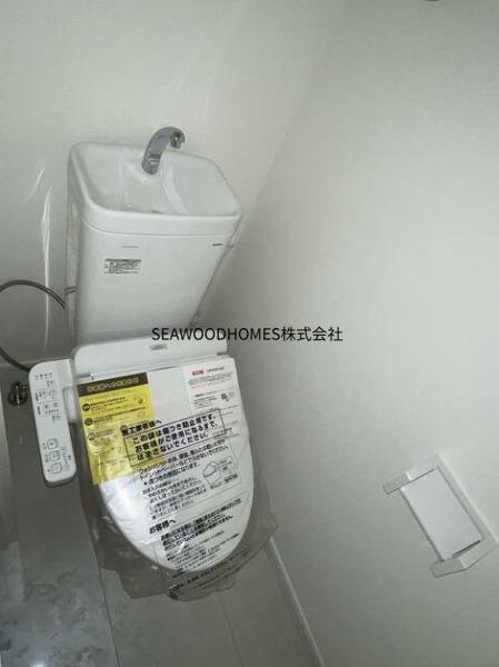 トイレ　ほっと落ち着ける、白基調のクリーンな空間。