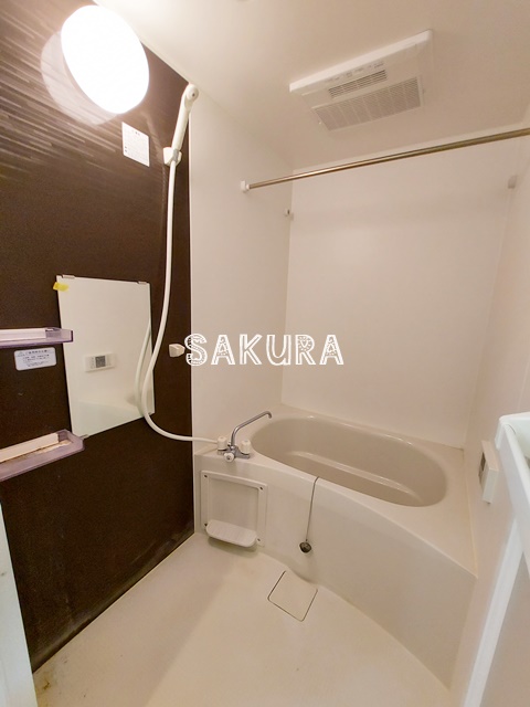 バス・シャワールーム　嬉しい追い焚き・浴室乾燥機付きです♪