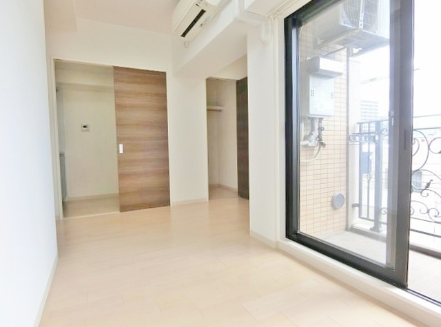 居室・リビング　窓の大きな洋室６．３帖