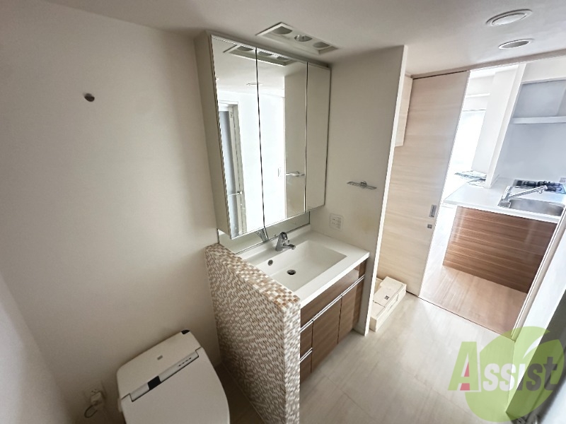 洗面設備　洗面所独立しています。大きな鏡は嬉しいですね。