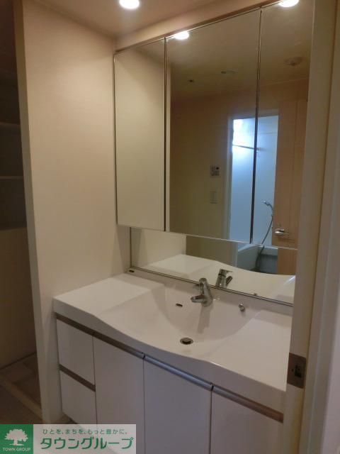 洗面設備　3面鏡付き洗面台