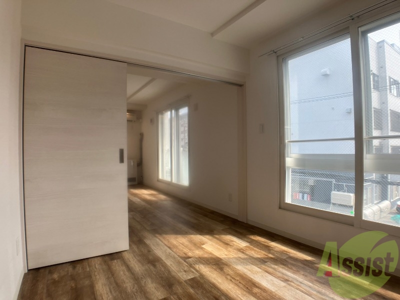 その他部屋・スペース　戸を閉めるとリビングと区切られた寝室にすることができますよ。