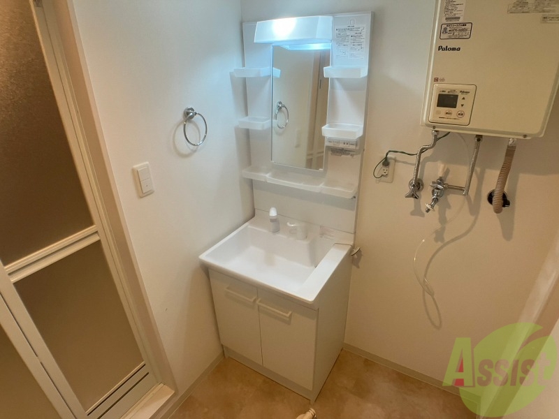 洗面設備　独立洗面台です。大きくてよいですね。シャンプーもできます。