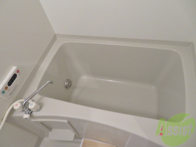 バス・シャワールーム　お風呂です。追い炊き機能が付いていてありがたいですね。