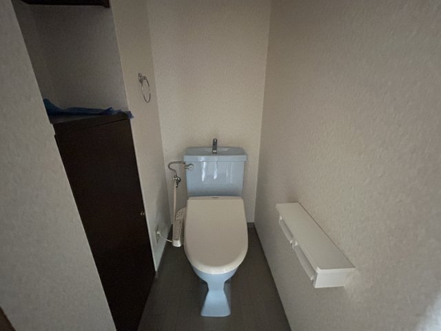 トイレ　同物件別号室の写真です。