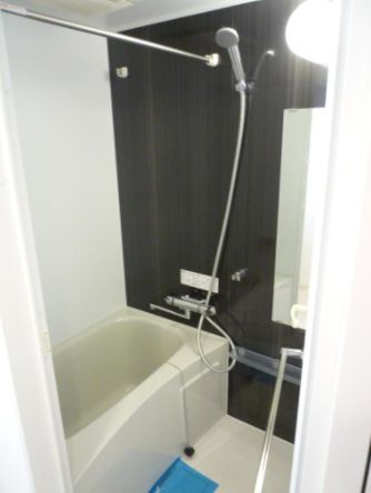 バス・シャワールーム　清潔感のあるバスルームです。