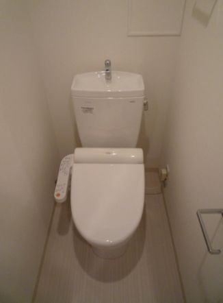 トイレ　温水洗浄便座です