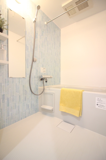 バス・シャワールーム　※モデルルーム参考写真。実際のお部屋に家具、小物は付いており