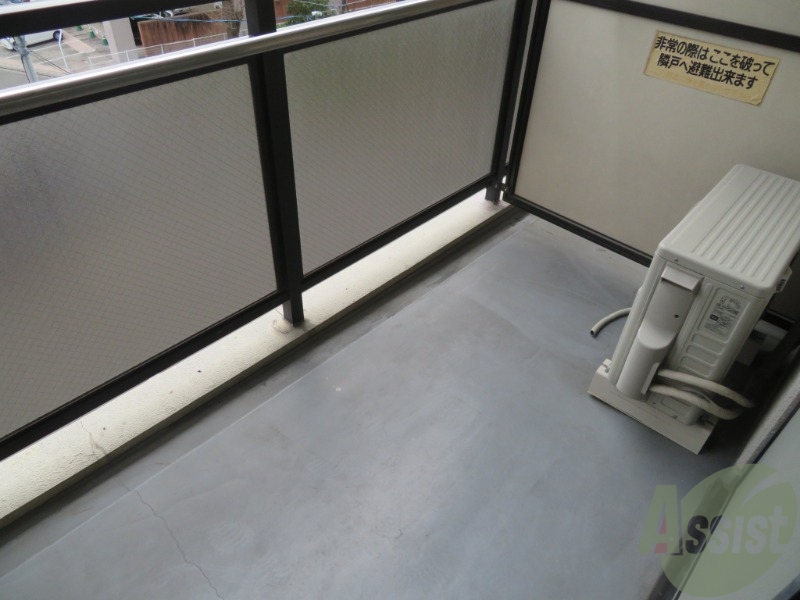 バルコニー　バルコニーつきのお部屋なので、晴れた日にはお布団が干せます。