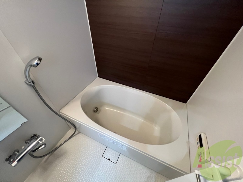 バス・シャワールーム　こちらはお風呂。一日の疲れをここで癒してください。