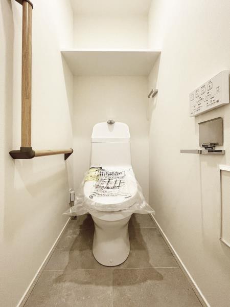 トイレ　落ち着いた色調のトイレです